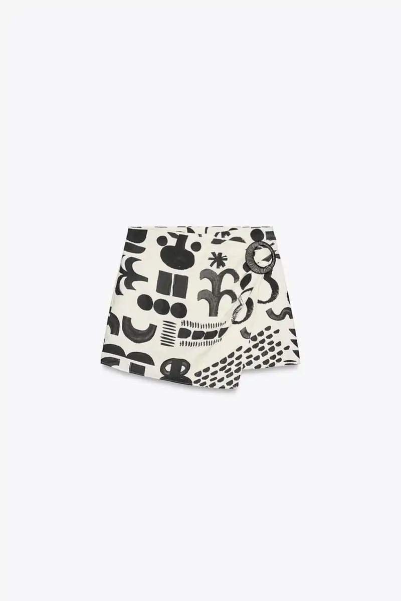 Falda mini estampada hebilla de Zaraa 25,95 euros
