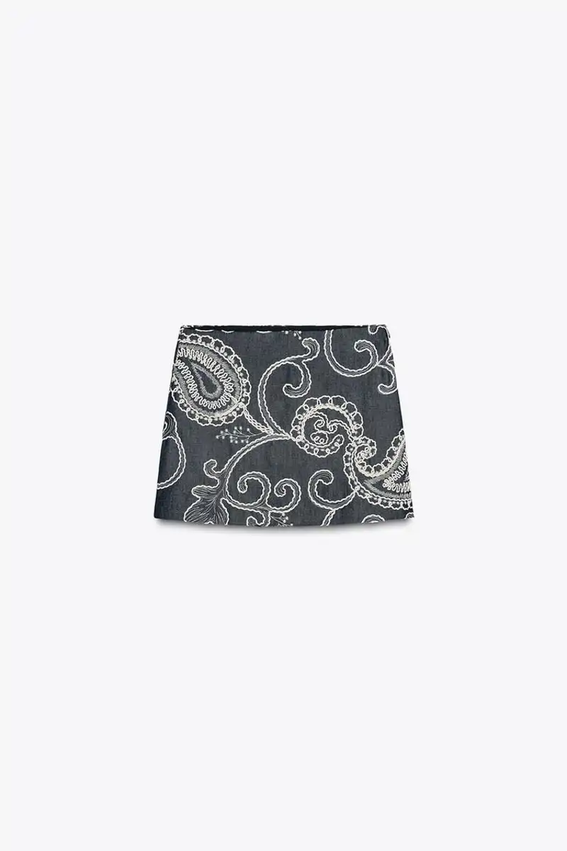 Falda pantalón bordados de Zara 25,95 euros