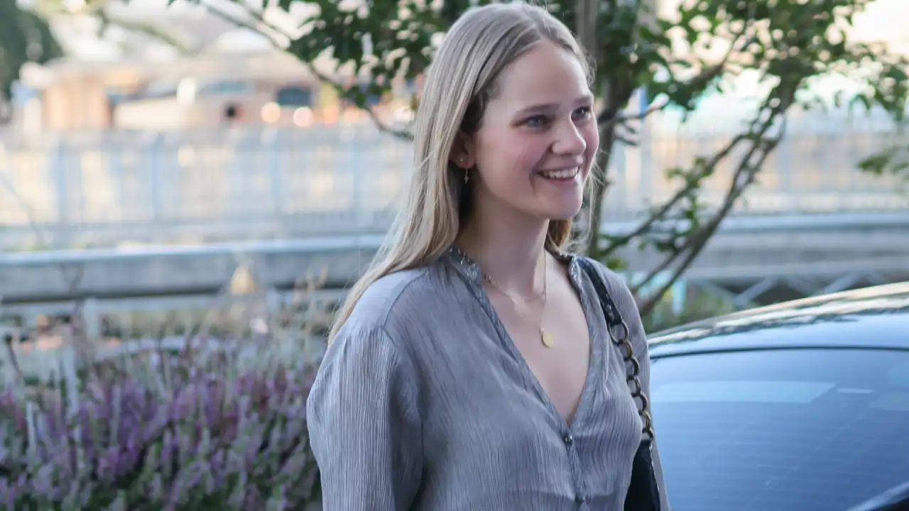 Irene Urdangarin celebra su 20 cumpleaños y ya tiene los pantalones blancos que no marcan y combinan de maravilla con camisas de lino 