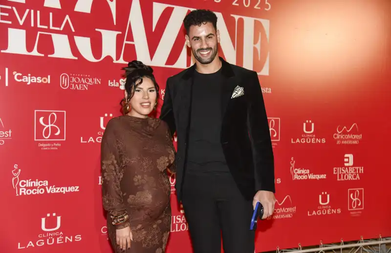 Isa Pantoja y Asraf Beno posan durante un evento