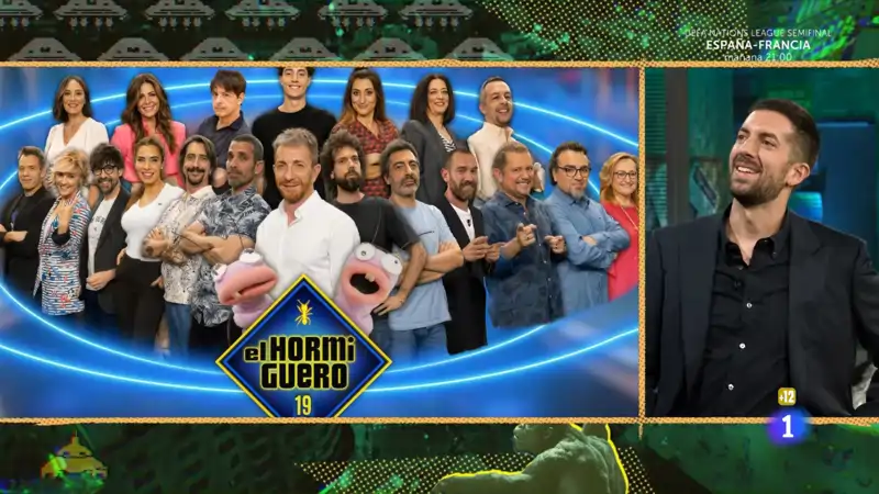 Jorge Ponce y David Broncano, ajenos a la entrevista a Melody, bromean sobre los datos de 'El hormiguero': 