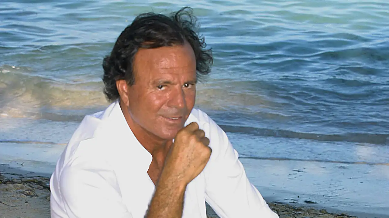 Julio Iglesias se compra una mansión en Galicia valorada en 4 millones de euros con un lago artificial 