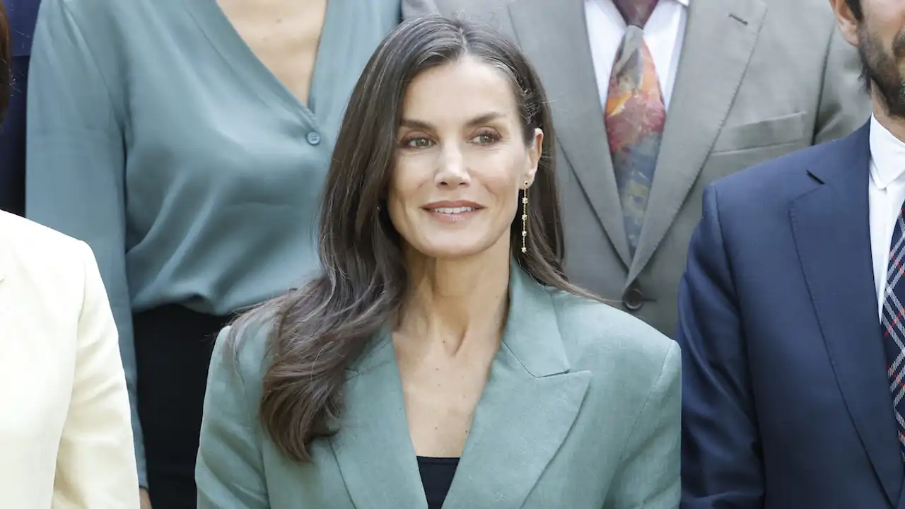 La Reina Letizia sorprende con el traje de lino de Mango que promete agotarse: fresquito y elegantísimo