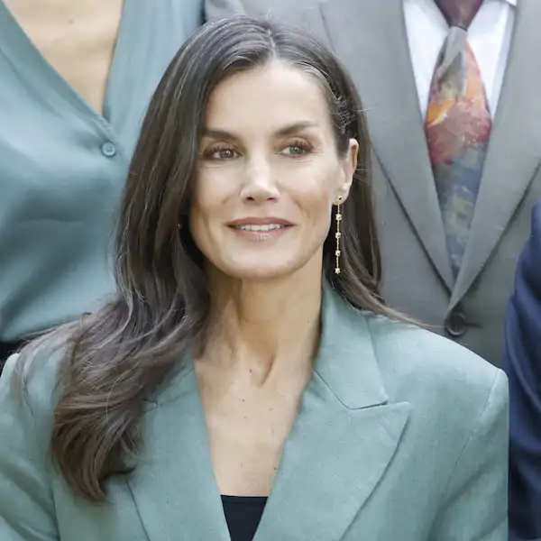 La Reina Letizia sorprende con el traje de lino de Mango que promete agotarse: fresquito y elegantísimo