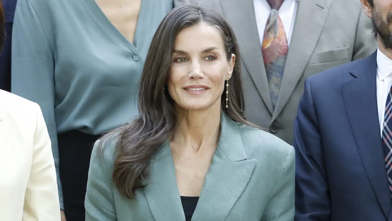 La Reina Letizia sorprende con el traje de lino de Mango que promete agotarse: fresquito y elegantísimo
