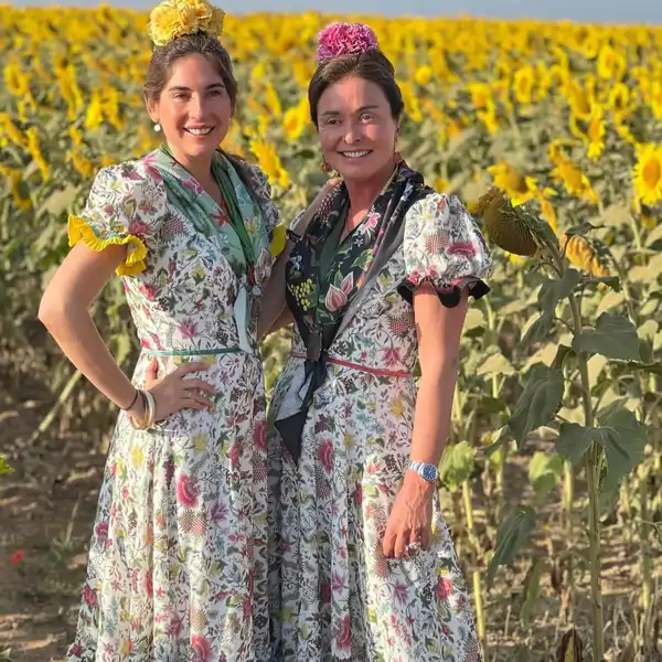 Lourdes Montes y su socia, en el camino de El Rocío.