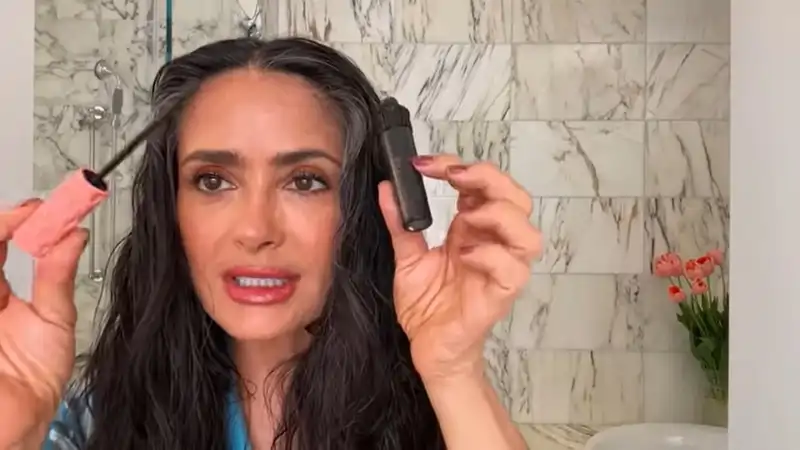Salma Hayek con canas