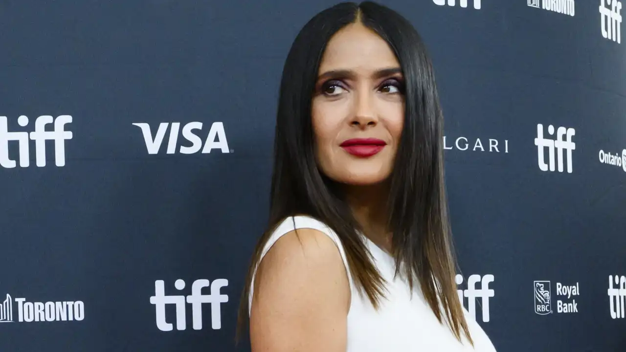 Salma Hayek (58 años), sobre las canas: “No me tiño el pelo, pero a medida que envejeces tienes que cambiar tu rutina de maquillaje y belleza”