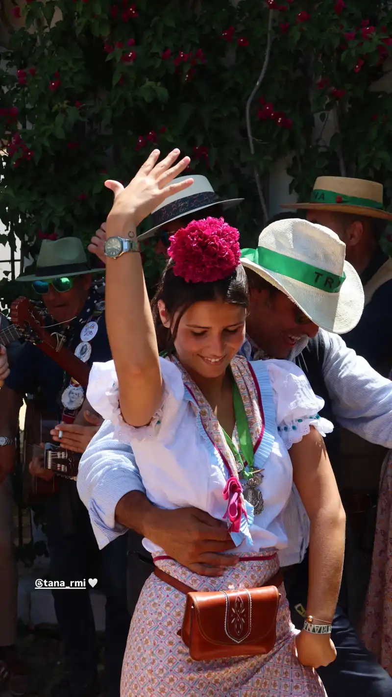Tana Rivera arrasa bailando junto a su padre en el Rocío con el conjunto más juvenil de la firma de Lourdes Montes