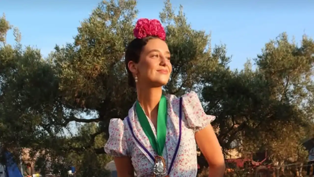 Victoria Federica elige para 'El Rocío' la bata de la firma de Lourdes Montes, ideal para las más clásicas