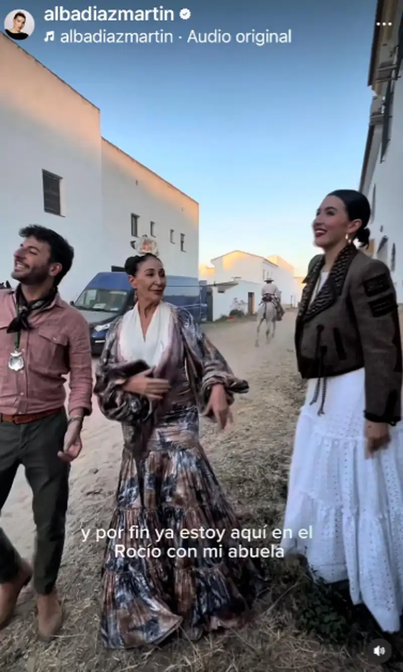Alba Díaz junto a su abuela, Victoria, en El Rocío