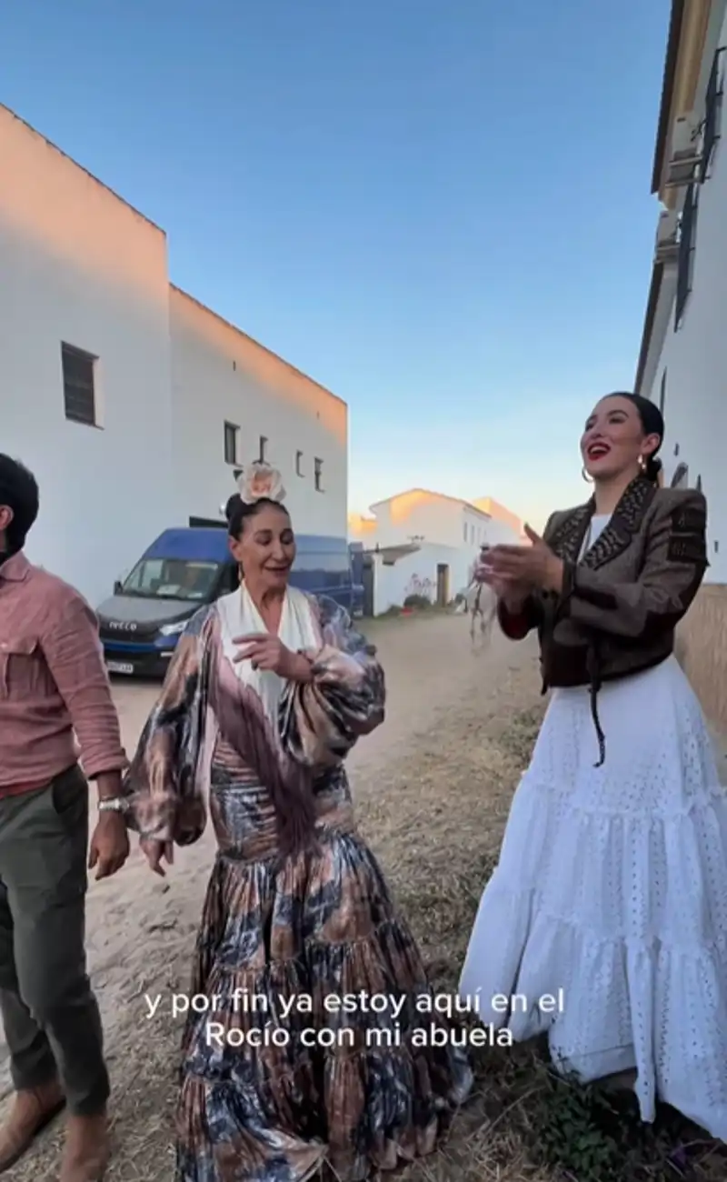 Alba Díaz junto a su abuela, Victoria, en El Rocío