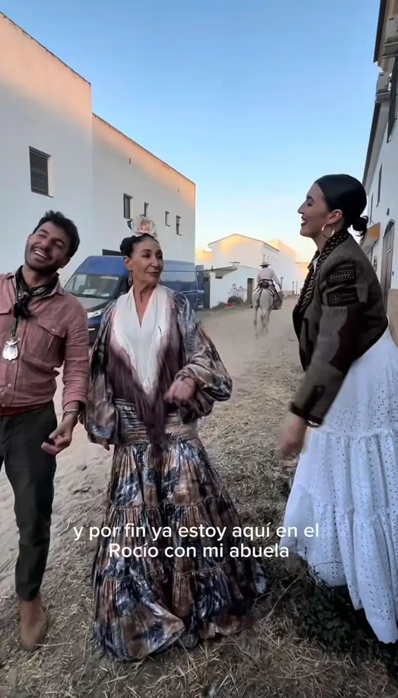 Alba Díaz y Victoria Martín Serrano en la Aldea de El Rocío 
