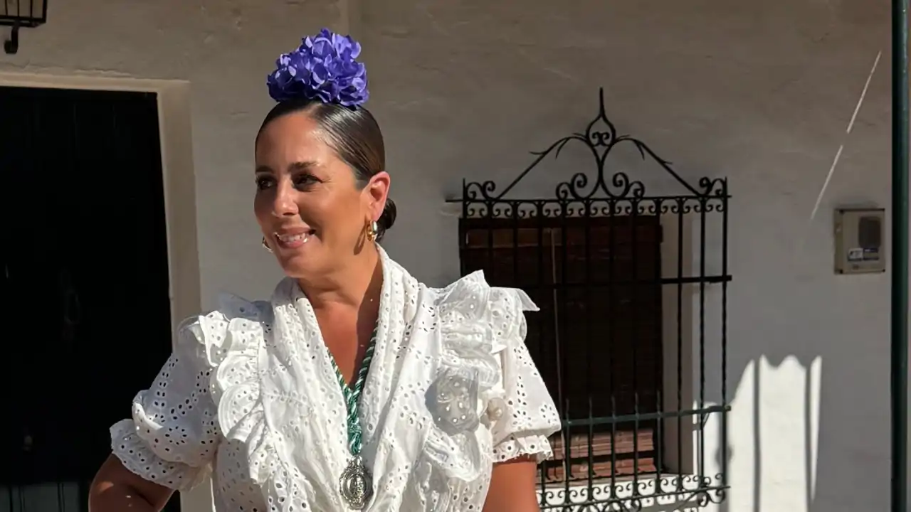Anabel Pantoja sigue todas las tendencias y da una lección de estilo con su bata perforada para la llegada a El Rocío