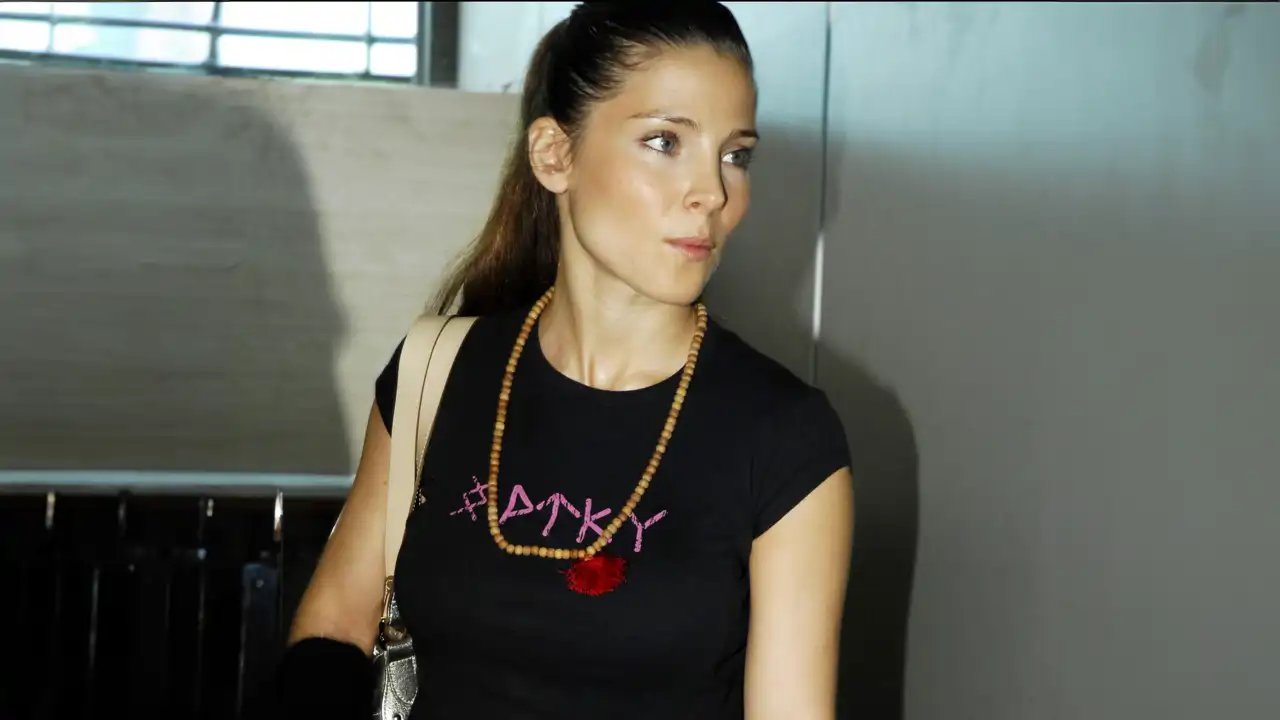 Camisetas 'baby tee': la nueva tendencia que arrasa para llevar con vaqueros y faldas este verano
