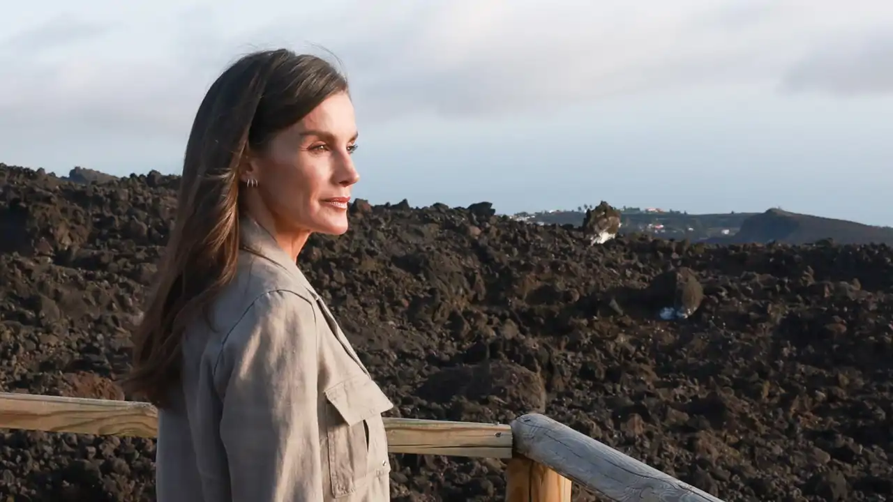 La Reina Letizia triunfa en La Palma con la chaqueta sahariana perfecta para el entretiempo