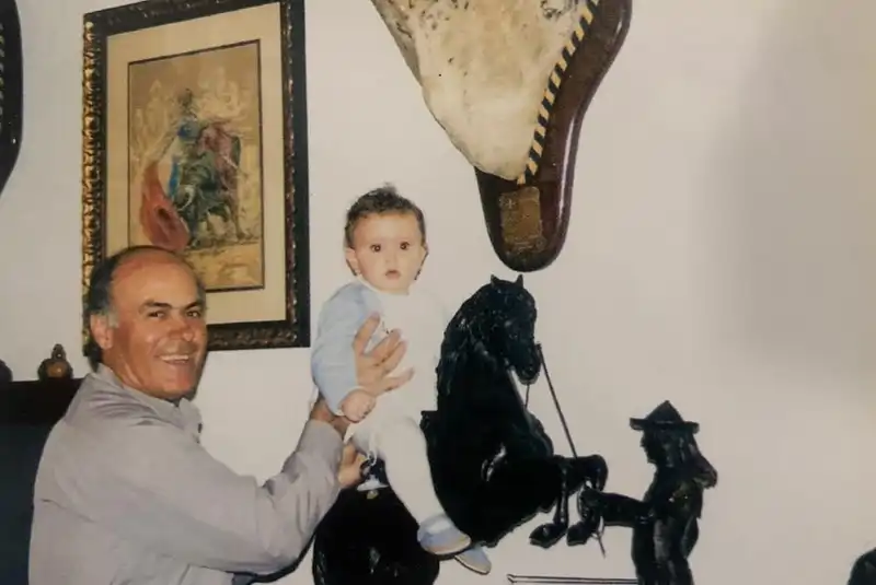 Foto inédita del padre de Finito de Córdoba con su nieta. 