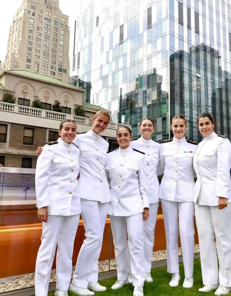 La Princesa Leonor con sus compañeras del Juan Sebastián de Elcano