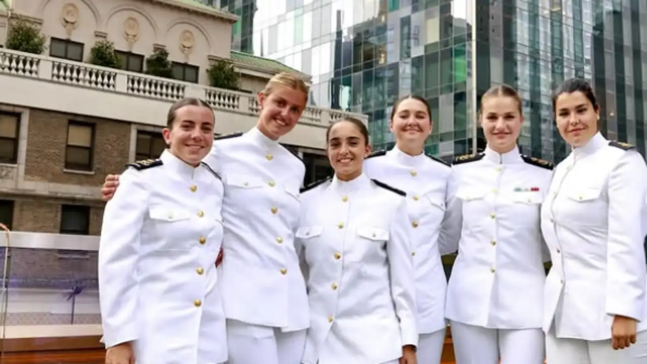 La Princesa Leonor con sus compañeras del Juan Sebastián de Elcano