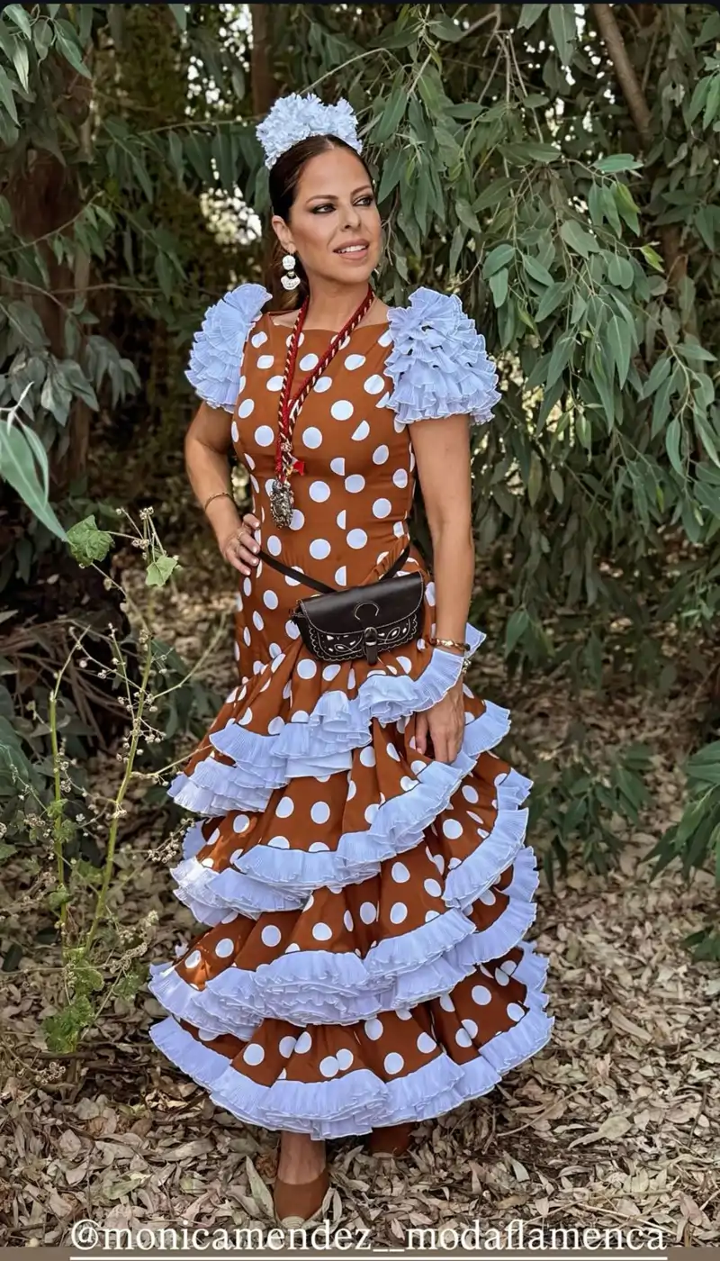 Pastora Soler y su look con bata rociera llena de volantes 