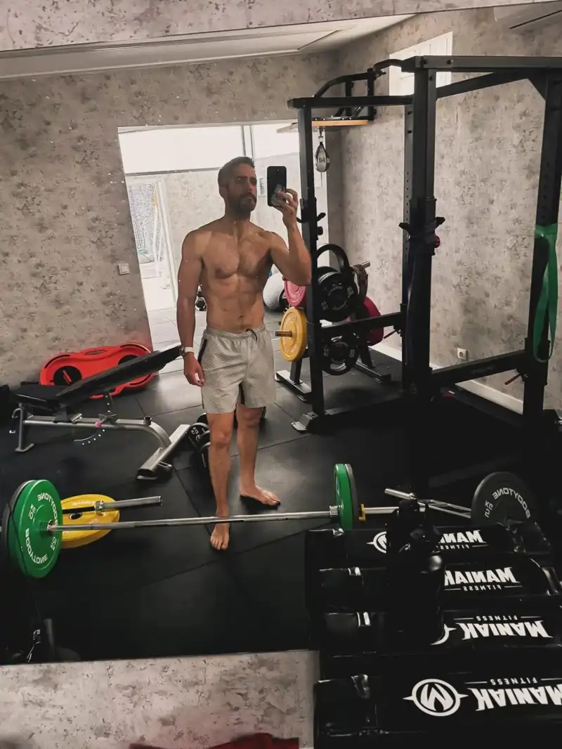 Roberto Leal en el gimnasio de su casa