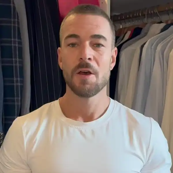 Tony Spina en su vestidor