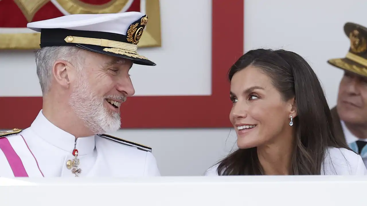 De las risas a las miradas de amor: los gestos cómplices del Rey Felipe y la Reina Letizia en el Día de las Fuerzas Armadas