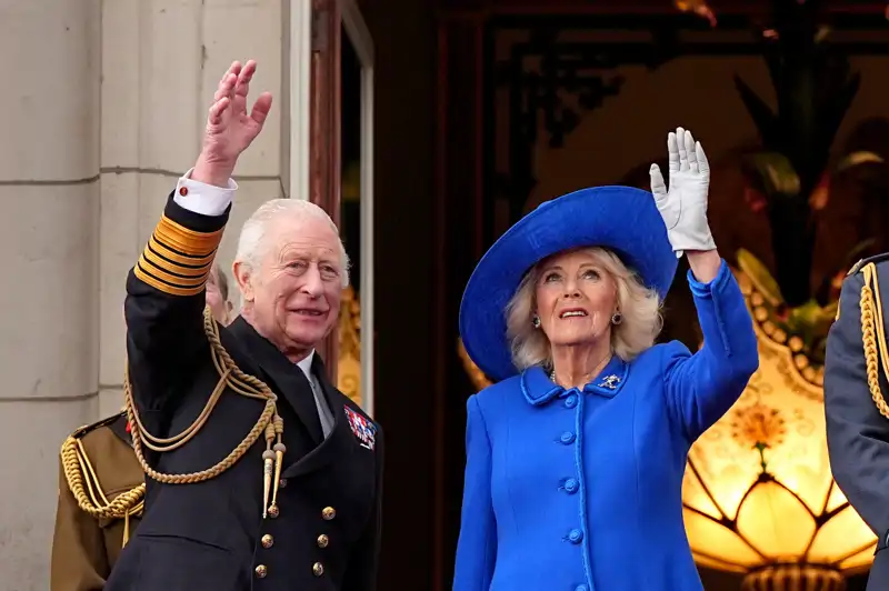 Los Reyes Carlos y Camilla durante el Día de la Victoria