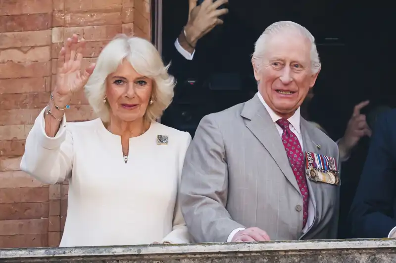 Los Reyes Carlos y Camilla durante un acto de agenda
