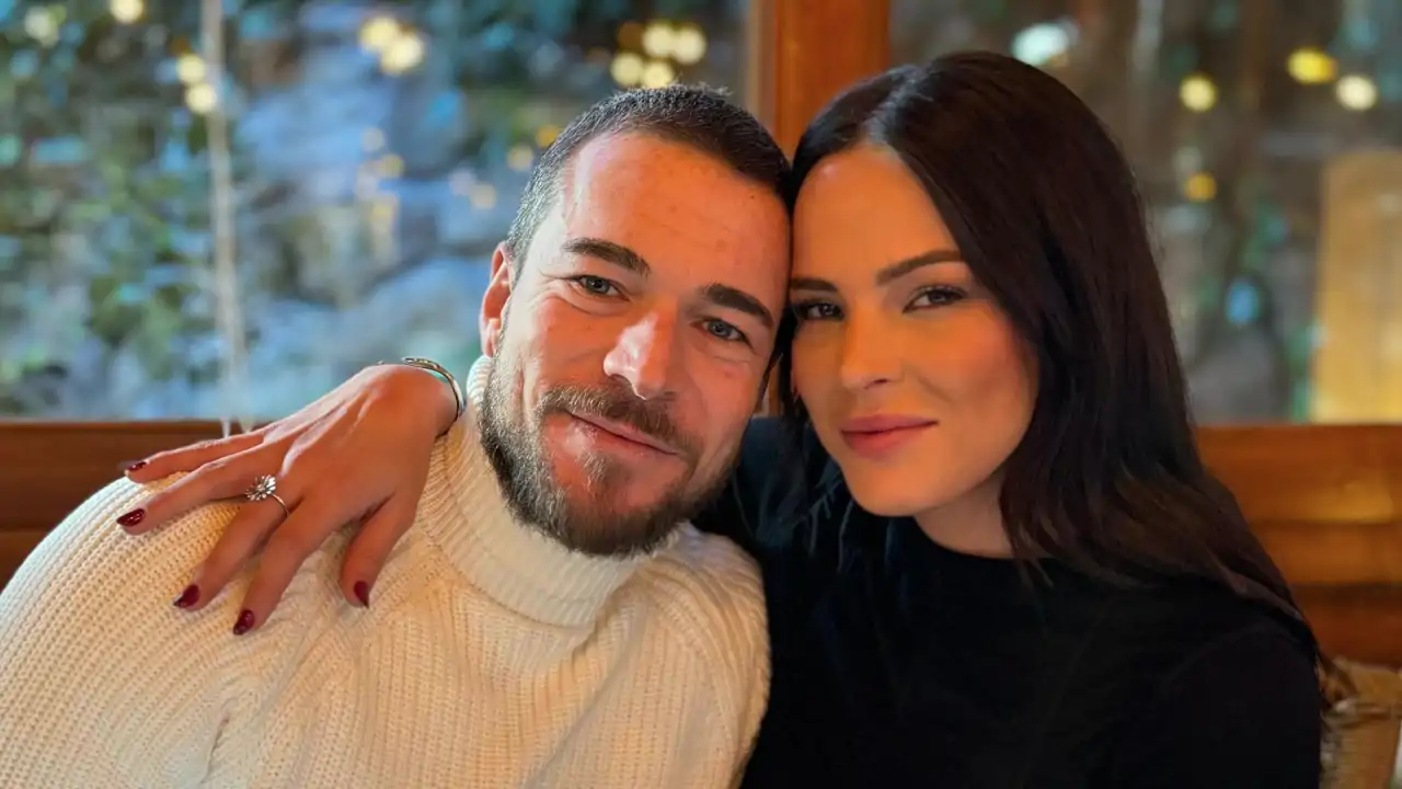 Tony Spina y Marta Peñate en un restaurante