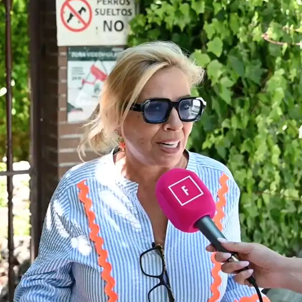 Carmen Borrego en la puerta de su casa