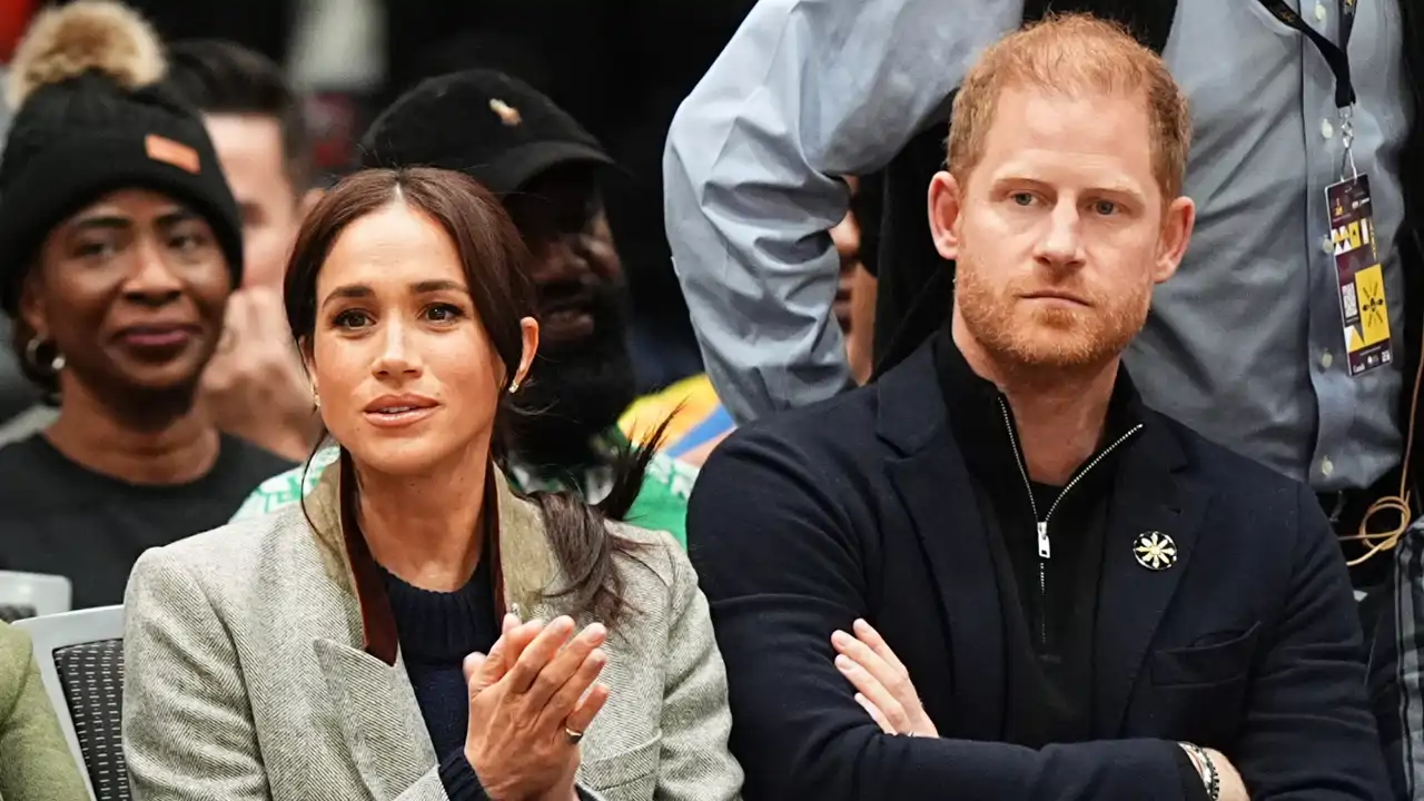 Según los expertos en realeza, el príncipe Harry y Meghan Markle tienen "una clara falta de confianza" con la Familia Real