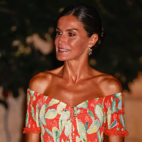 Acaban de llegar a Zara estos 5 vestidos con nido de abeja que ya están triunfando en la web: favorecedores, fresquitos e ideales para llevar con cuñas
