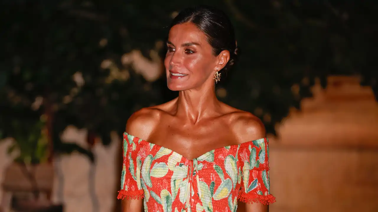 Acaban de llegar a Zara estos 5 vestidos con nido de abeja que ya están triunfando en la web: favorecedores, fresquitos e ideales para llevar con cuñas