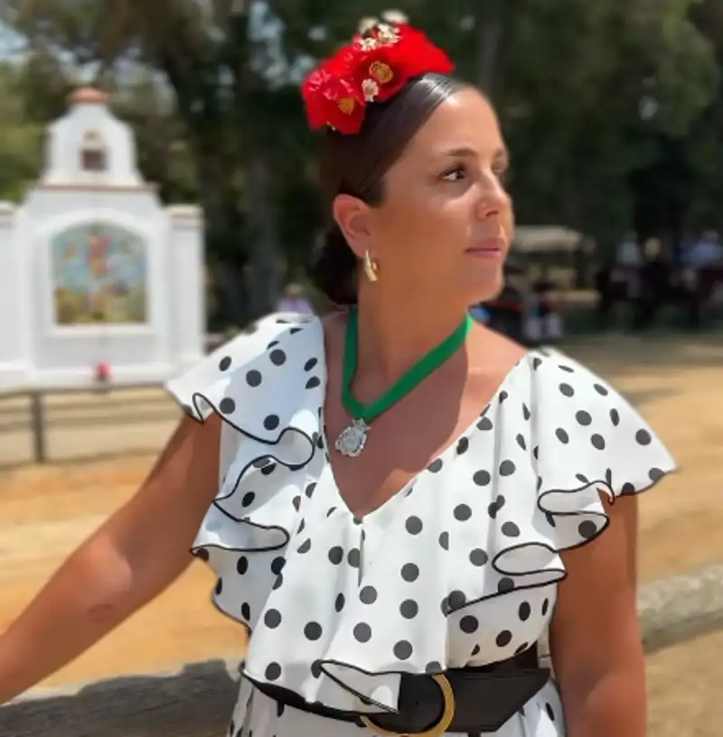 Anabel Pantoja con una bata rociera de lunares
