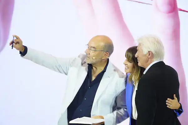 Ángel Expósito protagoniza un selfie con Richard Gere y su mujer, Alejandra Silva