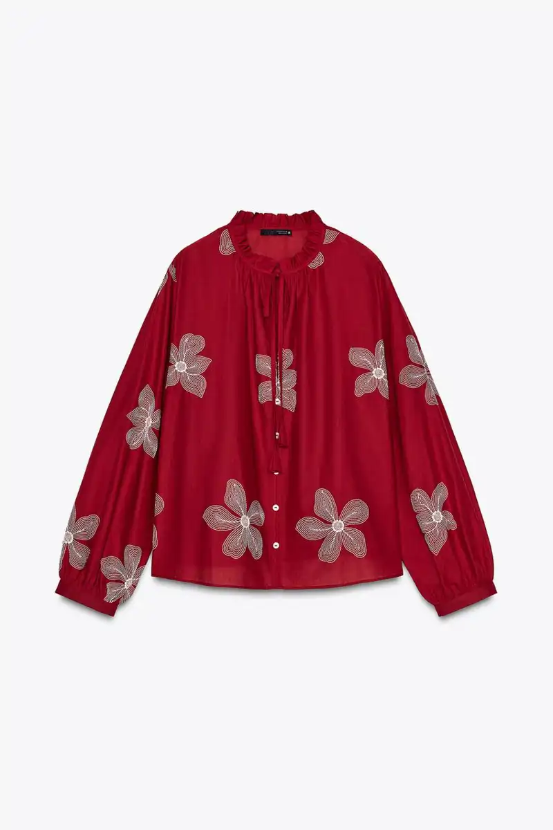 Blusa bordados flor de Zara 29,95 euros