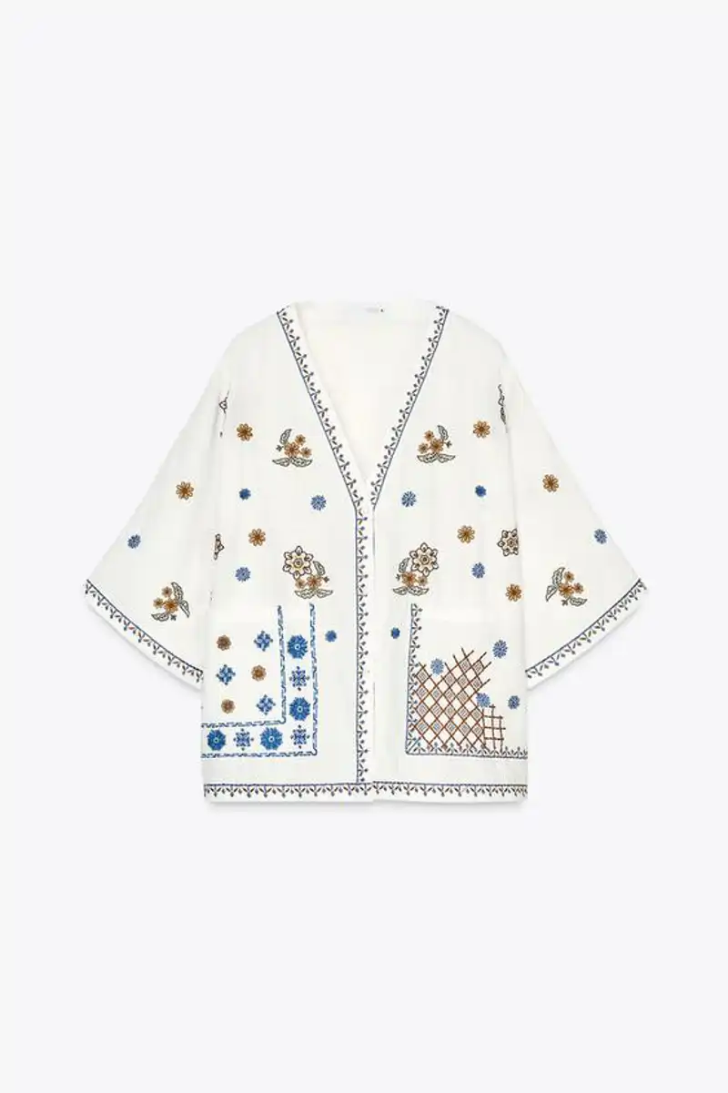 Blusa bordados flores ZW Collection de Zara 39,95 euros