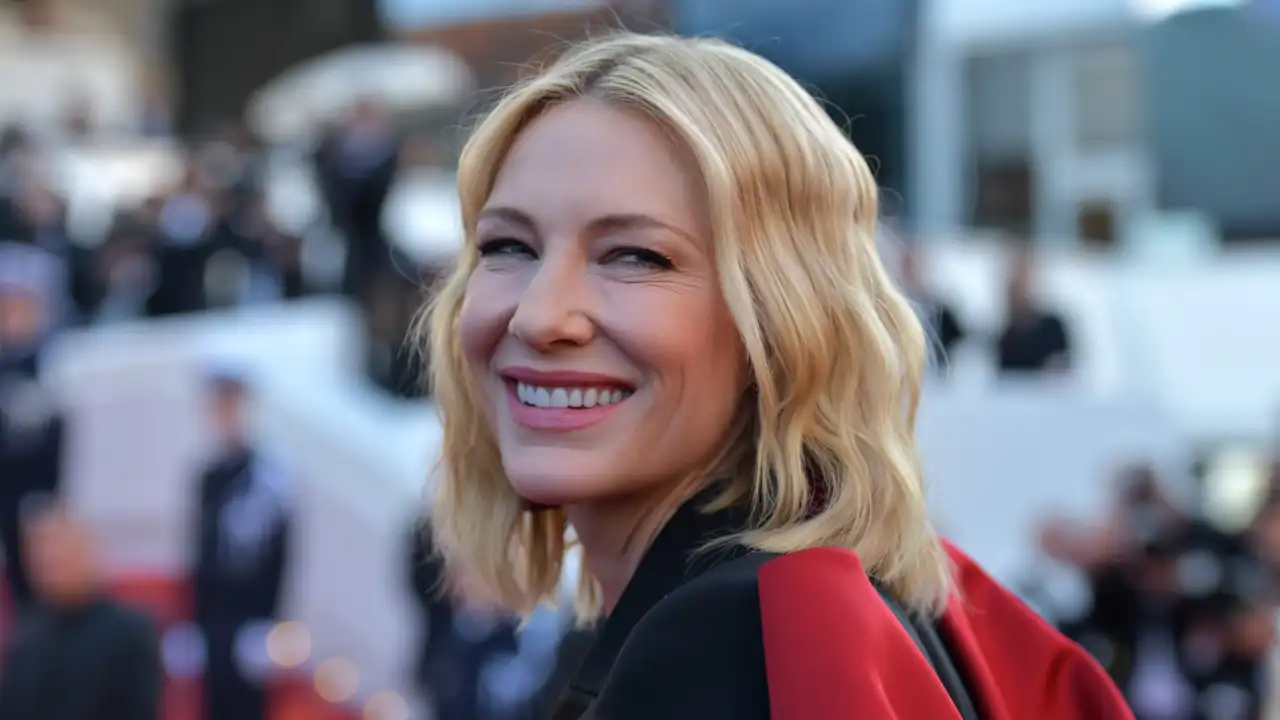 Cate Blanchett (56 años): “Crecí en Australia, en casa se hablaba mucho sobre la salud de la piel. Mi madre usaba Oil of Olay, llevaba sombrero y jamás tomaba sol” 