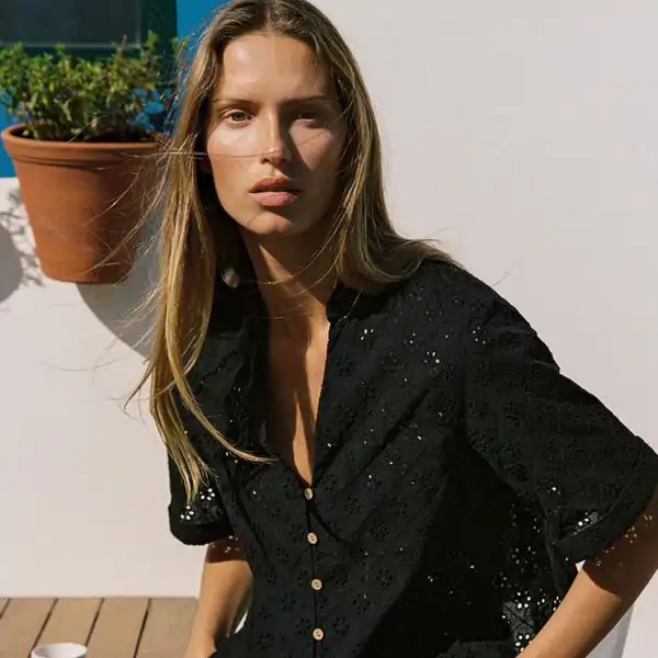Colas en Zara para comprar las 5 blusas bordadas que las mujeres con estilo no dejan pasar: originales, elegantes y divertidas