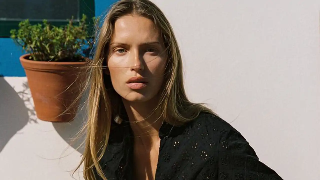 Colas en Zara para comprar las 5 blusas bordadas que las mujeres con estilo no dejan pasar: divertidas, originales y elegantes