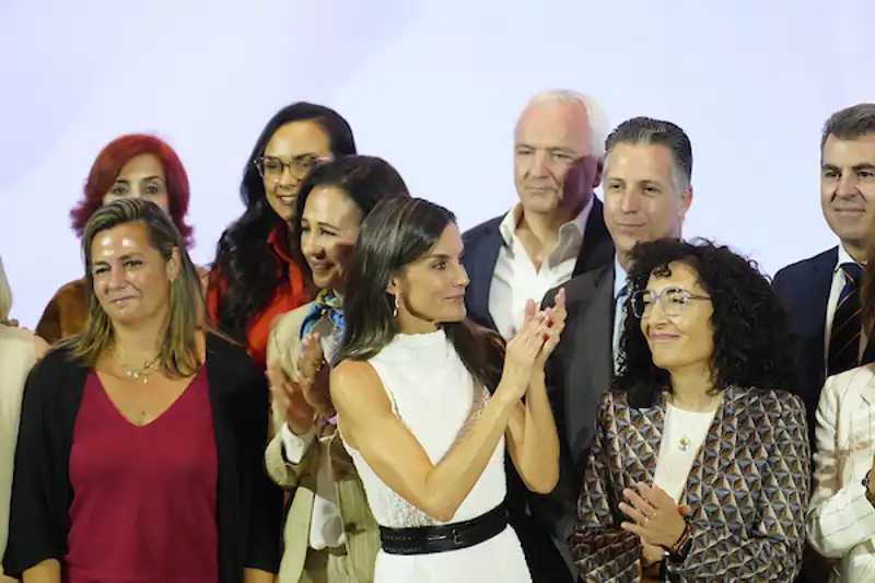 La Reina Letizia aplaude a las ONG que han ayudado en la DANA