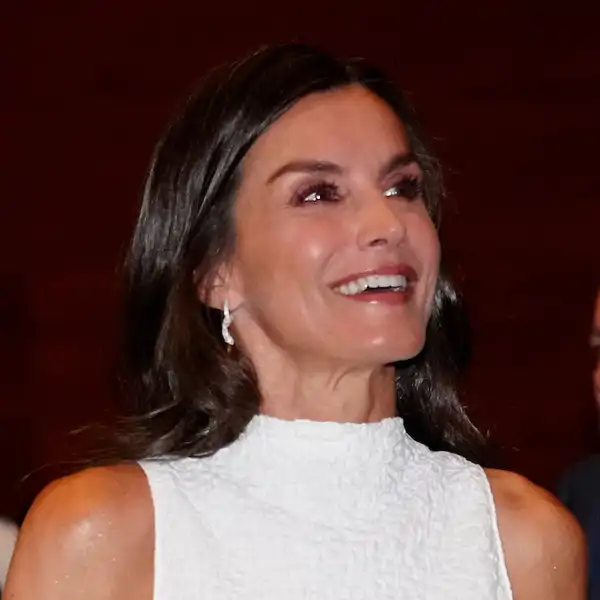 La Reina Letizia estrena un nuevo vestido de Massimo Dutti y los pendientes 'made in Spain' que triunfan entre las estrellas 