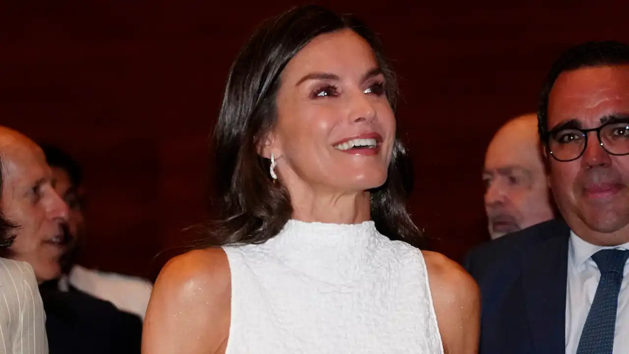 La Reina Letizia estrena un nuevo vestido de Massimo Dutti y los pendientes 'made in Spain' que triunfan entre las estrellas 