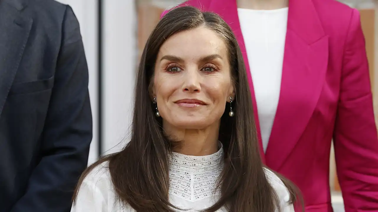 Carlos Oliveras Segarra, experto capilar: "El secreto de las canas de la Reina Letizia está en combatir la sequedad, preservar el tono frío y mantener la fibra capilar elástica y brillante”