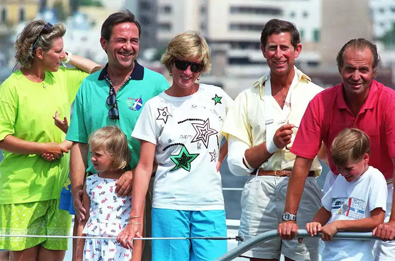El Rey Juan Carlos en su yate con otros royals, como Diana de Gales o Carlos III