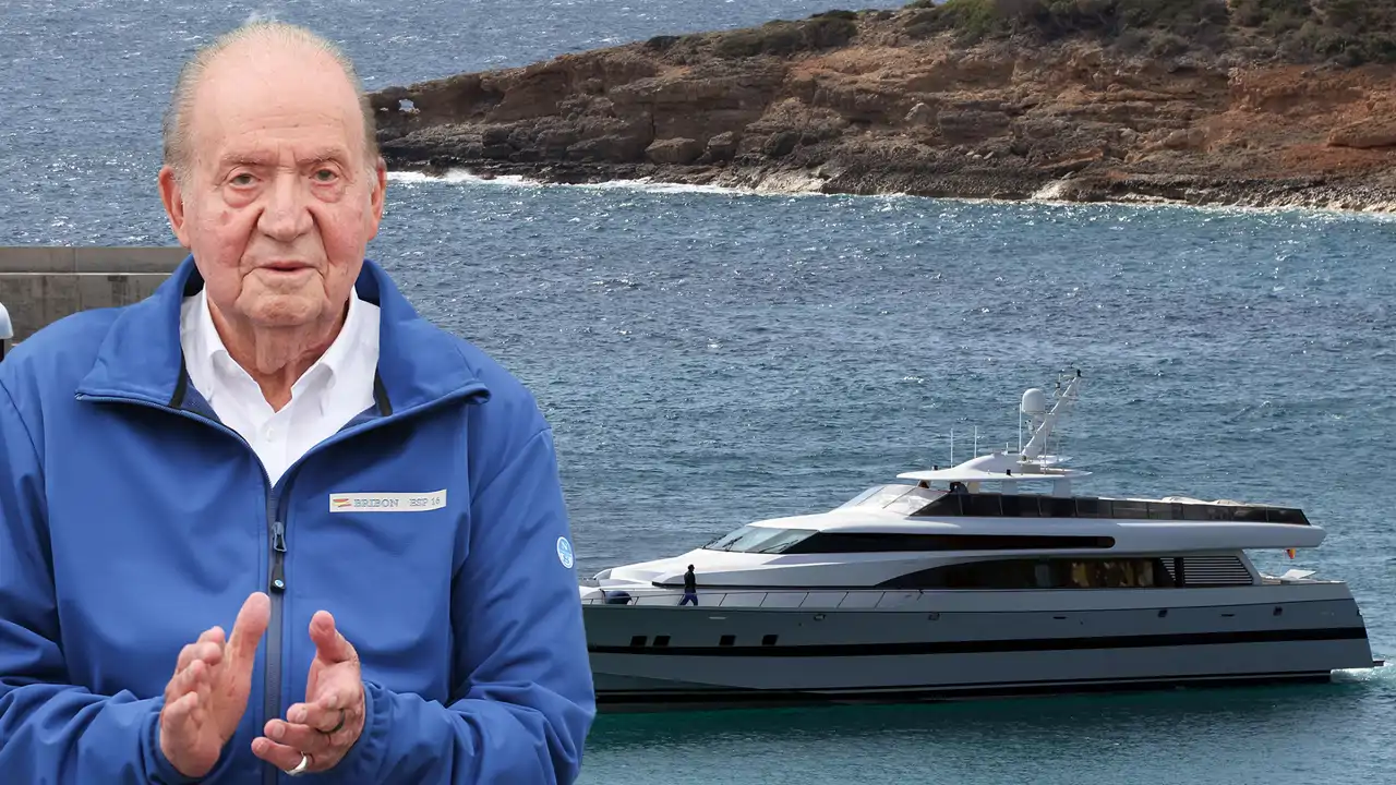 El Rey Juan Carlos y de fondo su yate, 'Fortuna'