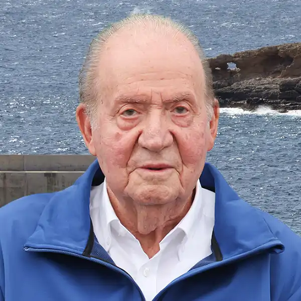 El Rey Juan Carlos y de fondo su yate, 'Fortuna'
