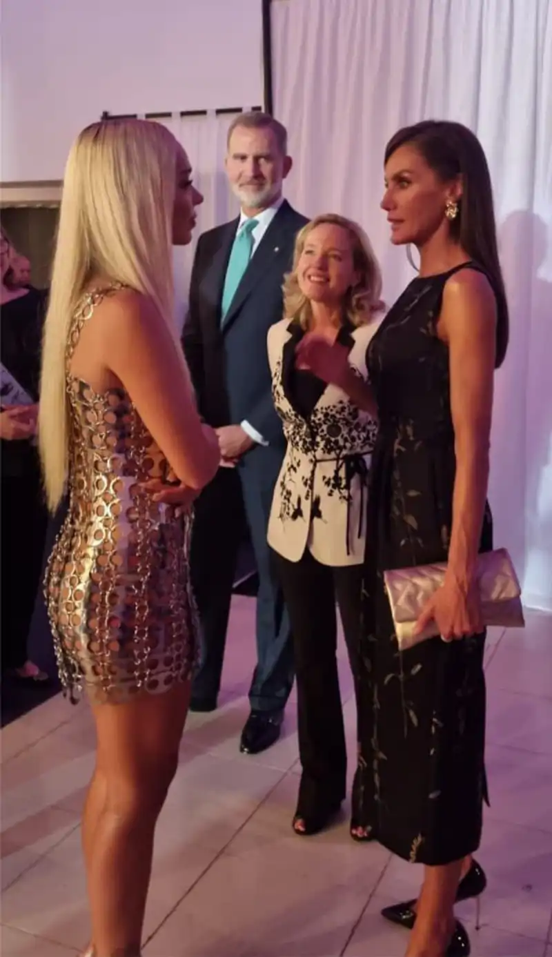 La Reina Letizia y Bad Gyal charlan bajo la atenta mirada de Nadia Calviño y el Rey Felipe VI en la entrega de los Premios La Vanguardia del año 2023.