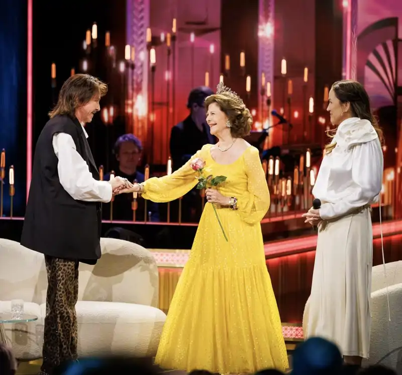 La Reina Silvia saluda mientras brinda una rosa a un emocionado Christer Lindarw 